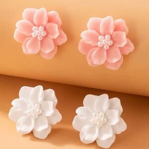 Set of 2 Floral Pearl Earrings in Pink & White